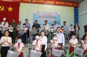 Hội doanh nhân trẻ Đồng Nai tặng xe đạp và nhà tình thương tại huyện Thống Nhất