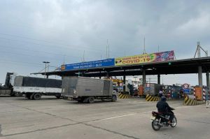 Nhiều xe vượt trạm thu phí trên quốc lộ 51