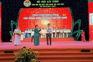 Trung ương Hội Nông dân Việt Nam tặng bằng khen cho 4 nông dân sản xuất, kinh doanh giỏi của tỉnh