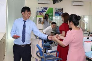 Chủ tịch UBND tỉnh thăm Trung tâm Hành chính công ngay ngày làm việc đầu tiên