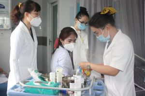 Từ tháng 1-2023, nhân viên y tế công lập được tăng thu nhập