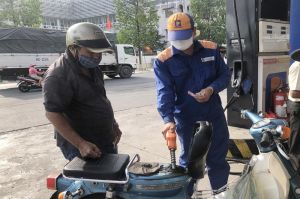 Giá xăng giảm gần 800 đồng/lít