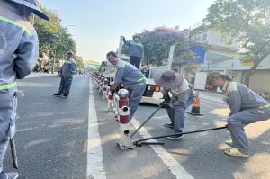 Tiếp tục tháo dỡ dải phân cách trên đường 30-4 (TP.Biên Hòa)