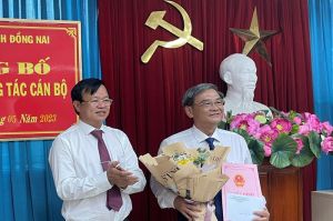 Trao quyết định về công tác cán bộ