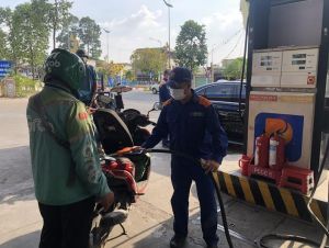 Giá xăng tiếp tục tăng