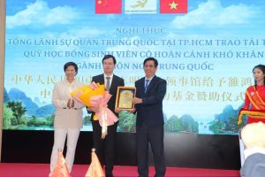 Tổng Lãnh sự quán Trung Quốc tặng học bổng cho sinh viên Trường Đại học Lạc Hồng