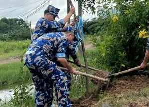 Cán bộ chiến sĩ hưởng ứng chiến dịch làm cho thế giới sạch hơn