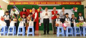 Phó Chủ tịch UBND tỉnh Nguyễn Sơn Hùng tặng quà trung thu cho học sinh khuyết tật