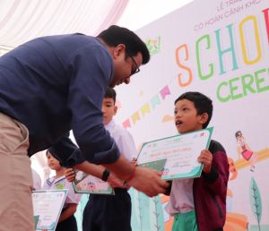 Trao hơn 360 triệu đồng học bổng cho con em công nhân công ty ofi Việt Nam