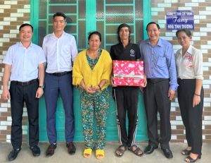 Đoàn đại biểu Quốc hội tỉnh trao nhà tình thương cho hộ cận nghèo