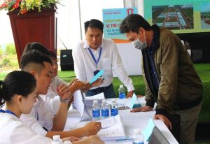 Giải ngân tiền vay lãi suất ưu đãi cho 7 người mua nhà ở xã hội