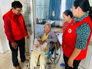 Hỗ trợ xe lăn, xe lắc cho khoảng 120 người khuyết tật