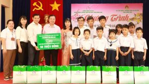 Nhiều phần quà đến với người nghèo, đối tượng bảo trợ xã hội