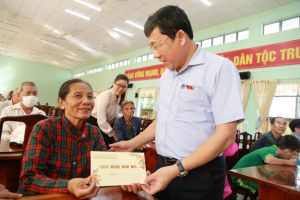 Trao 880 phần quà cho các gia đình chính sách, gia đình khó khăn