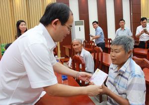 Phó Bí thư Tỉnh ủy trao quà cho các gia đình chính sách, gia đình có hoàn cảnh khó khăn