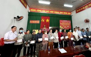 Đại biểu Bùi Xuân Thống trao 300 phần quà Tết cho các gia đình chính sách, gia đình khó khăn