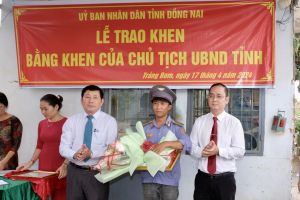 Trao bằng khen của Chủ tịch UBND tỉnh cho nhân viên gác chắn cứu người