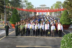 Lãnh đạo tỉnh dâng hương tại nghĩa trang liệt sĩ tỉnh nhân kỷ niệm 49 năm Ngày giải phóng miền Nam