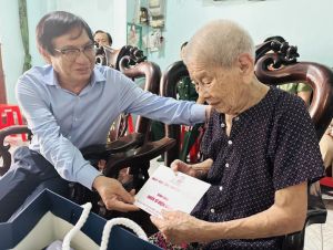 Phó Chủ tịch UBND tỉnh Nguyễn Sơn Hùng đi thăm, tặng quà 4 chiến sĩ, gia đình chiến sĩ Điện Biên tại thành phố Biên Hòa