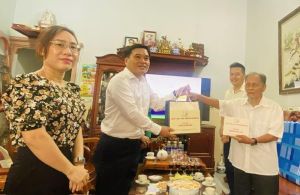 Đồng chí Hồ Văn Nam tặng quà động viên chiến sĩ Điện Biên