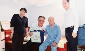 Chánh Văn phòng UBND tỉnh thăm, tặng quà chiến sĩ, thân nhân chiến sĩ Điện Biên tại huyện Trảng Bom