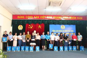 Tổng Liên đoàn Lao động Việt Nam tặng quà cho công nhân khó khăn tại Đồng Nai