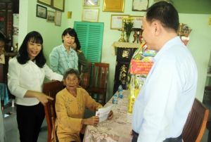 Quyền Chủ tịch UBND tỉnh Võ Tấn Đức thăm, tặng quà gia đình Mẹ Việt Nam anh hùng và thương binh ở Vĩnh Cửu