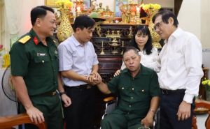 Phó Chủ tịch UBND tỉnh Đồng Nai Nguyễn Sơn Hùng thăm, tặng quà thương binh nặng ở Biên Hòa