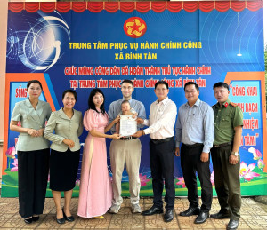UBND XÃ BÌNH TÂN TRAO GIẤY KHAI SINH CHO CÔNG DÂN