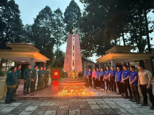 Đoàn xã Bình Tân tổ chức lễ thắp nến tri ân các anh hùng liệt sĩ nhân ngày 27/7