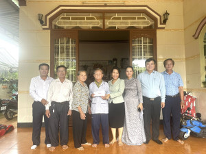 UBND xã Bình Tân tổ chức thăm hỏi, tặng quà gia đình chính sách nhân kỷ niệm 78 năm Ngày Thương binh - Liệt sĩ