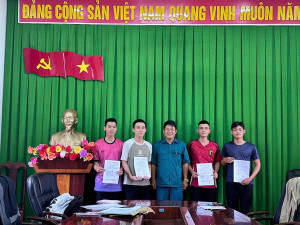 BAN CHQS XÃ BÌNH TÂN TỈNH ĐỒNG NAI TRAO QUYẾT ĐỊNH GỌI NHẬP NGŨ CHO CÁC CÔNG DÂN TRÚNG TUYỂN VÀO CÁC TRƯỜNG ĐẠI HỌC VÀ HỌC VIỆN TRONG QUÂN ĐỘI