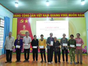 NÉT ĐẸP CỦA SỰ SẺ CHIA: 50 PHẦN QUÀ TRỊ GIÁ 25 TRIỆU ĐỒNG ĐƯỢC TRAO TAY HỘ GIA ĐÌNH KHÓ KHĂN TẠI XÃ BÌNH TÂN