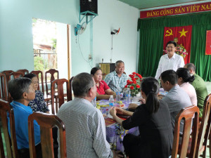 XÃ BÌNH TÂN: ĐỒNG CHÍ NGUYỄN BÁ VIỆT LÀM VIỆC VỚI THÔN LONG BÌNH 2
