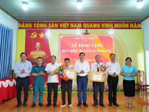 XÃ BÌNH TÂN: TRAO HUY HIỆU 45, 50 NĂM TUỔI ĐẢNG ĐỢT 2-9