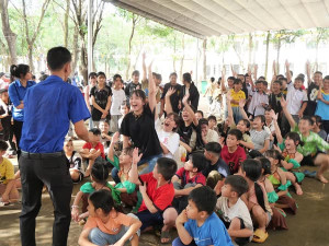 ĐOÀN VIÊN, THANH NIÊN SÔI NỔI TỔ CHỨC TRÒ CHƠI DÂN GIAN VÀ TRAO QUÀ TRUNG THU CHO THIẾU NHI