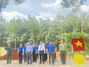 ĐOÀN ĐẠI BIỂU XÃ BÌNH TÂN DÂNG HƯƠNG TRI ÂN CÁC ANH HÙNG LIỆT SĨ TRƯỚC THỀM ĐẠI HỘI ĐOÀN TNCS HỒ CHÍ MINH LẦN THỨ I