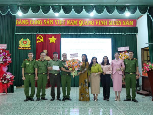 LÃNH ĐẠO XÃ BÌNH TÂN THĂM, TẶNG QUÀ NHÂN KỶ NIỆM 80 NĂM NGÀY TRUYỀN THỐNG CÔNG AN NHÂN DÂN