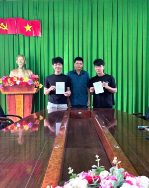 XÃ BÌNH TÂN  HAI ANH EM SINH ĐÔI TIẾP NỐI TRUYỀN THỐNG TÌNH NGUYỆN NHẬP NGŨ