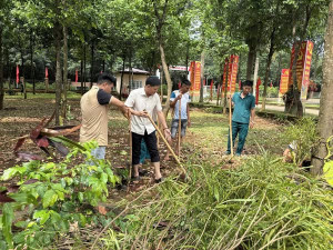 BÍ THƯ ĐẢNG ỦY XÃ VÀ LỰC LƯỢNG QUÂN SỰ CHUNG TAY TRỒNG CÂY TẠO “VƯỜN CÂY ƠN BÁC”