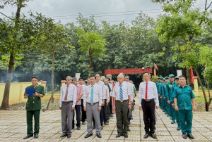 ĐẠI BIỂU DỰ ĐẠI HỘI MTTQ XÃ BÌNH TÂN DÂNG HƯƠNG TƯỞNG NIỆM CÁC ANH HÙNG LIỆT SĨ