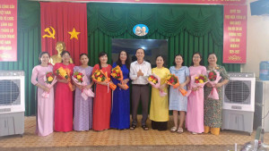 CHI BỘ TRƯỜNG THCS LONG BÌNH TỔ CHỨC SINH HOẠT CHUYÊN ĐỀ THÁNG 10/2025