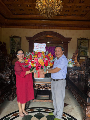 TRAO QUÀ CHÚC MỪNG CÁC NỮ DOANH NHÂN NHÂN DỊP 20/10