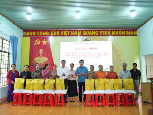 XÃ BÌNH TÂN TỔ CHỨC CHƯƠNG TRÌNH HƯỞNG ỨNG “ NGÀY QUỐC TẾ VÌ NGƯỜI NGHÈO” VÀ TRAO QUÀ CHO HỘ KHÓ KHĂN NĂM 2025