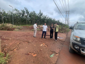 ĐOÀN CÔNG TÁC XÃ BÌNH TÂN KHẢO SÁT THỰC TẾ CÁC TUYẾN ĐƯỜNG THEO KIẾN NGHỊ CỦA CỬ TRI