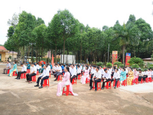 ĐẢNG ỦY – HĐND – UBND – UBMTTQ VIỆT NAM XÃ BÌNH TÂN TỔ CHỨC LỄ CHÀO CỜ ĐẦU TUẦN, ĐẦU THÁNG 11