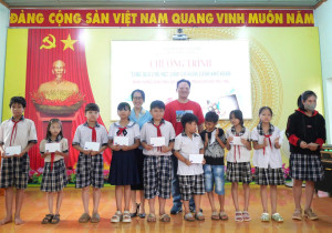 100 PHẦN QUÀ - TRỊ GIÁ 50.000.000Đ ĐÃ ĐƯỢC ÔNG ĐẶNG VĂN LUẬN - GIÁM ĐỐC VĂN PHÒNG ĐĂNG KÝ ĐẤT ĐAI CHI NHÁNH BIÊN HÒA TRAO TẶNG CHO HỌC SINH CÓ HOÀN CẢNH KHÓ KHĂN TRÊN ĐỊA BÀN XÃ BÌNH TÂN