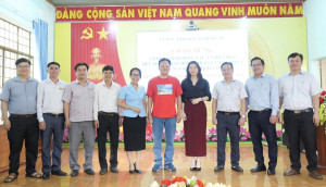 ĐOÀN CÔNG TÁC VĂN PHÒNG ĐĂNG KÝ ĐẤT ĐAI TỈNH ĐỒNG NAI - CHI NHÁNH BIÊN HÒA ĐẾN THĂM VÀ HỖ TRỢ NGHIỆP VỤ CHUYÊN MÔN VỀ LĨNH VỰC ĐẤT ĐAI TẠI XÃ BÌNH TÂN