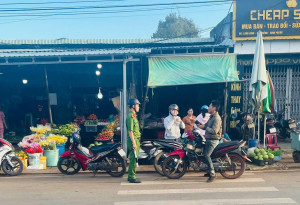 CHUNG TAY XÂY DỰNG VĂN HOÁ GIAO THÔNG KHÔNG LẤN CHIẾM HÀNH LANG AN TOÀN GIAO THÔNG ĐƯỜNG BỘ.