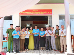 ÃNH ĐẠO ỦY BAN BẦU CỬ XÃ BÌNH TÂN THĂM, NẮM BẮT TÌNH HÌNH TẠI CÁC ĐƠN VỊ BẦU CỬ
